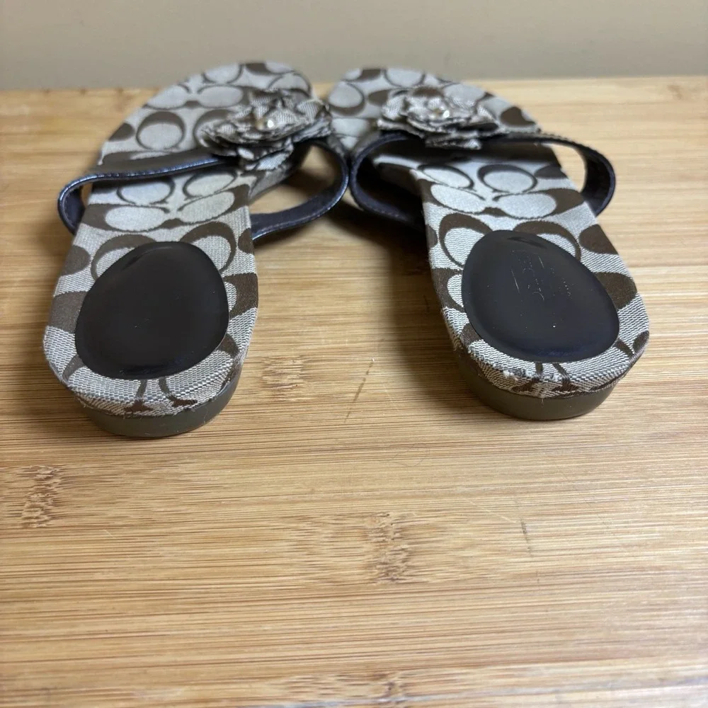 Women's Signature Coach Slip On Sandals 7B Brown Patent Leather Strap- Flower‎